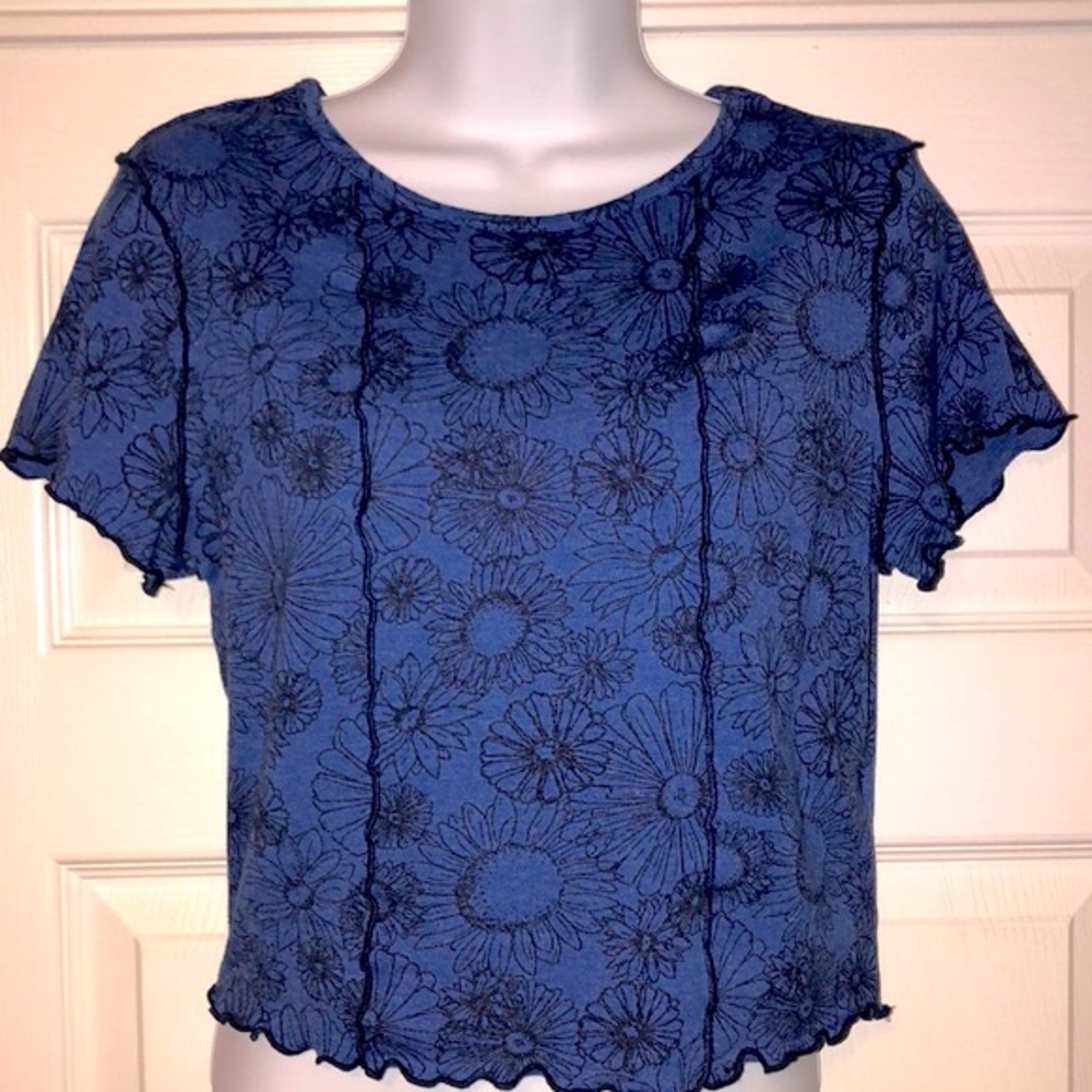 “SO”, black & blue printed rib knit baby tee w/lettuce edge & raw seams -jr sz L